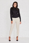 chemise noire manches longues ajustée col mao patte boutonnage discrète plis structurés tissu satiné coton stretch élégante intemporelle bureau soirée