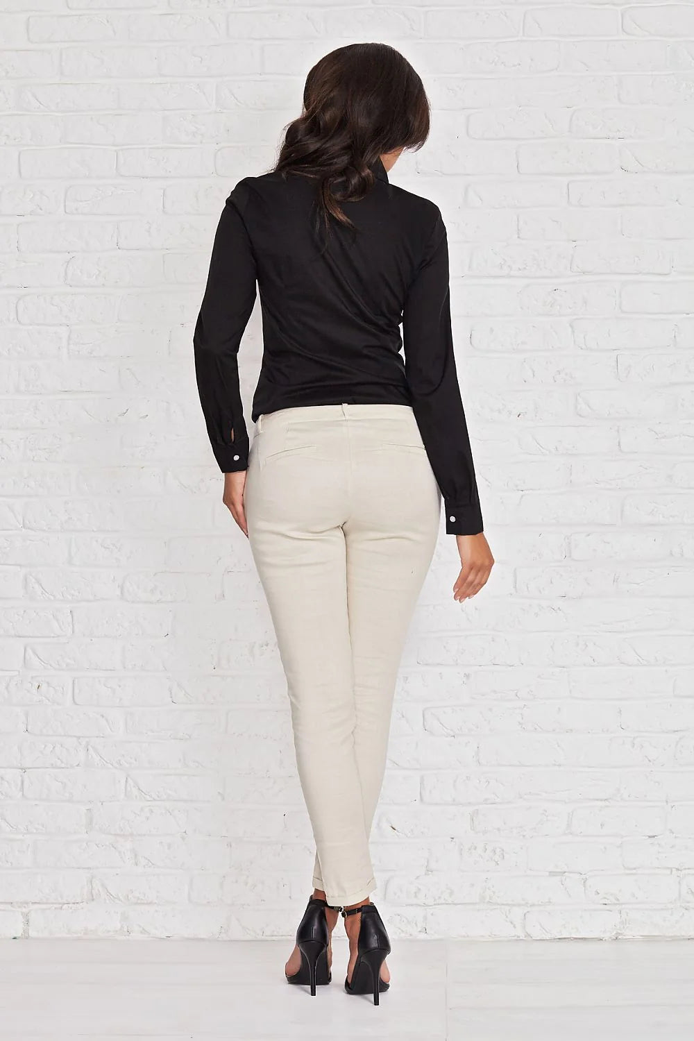 chemise noire manches longues ajustée col mao patte boutonnage discrète plis structurés tissu satiné coton stretch élégante intemporelle bureau soirée