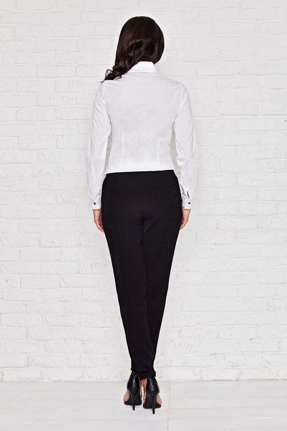 chemise noire manches longues ajustée col mao patte boutonnage discrète plis structurés tissu satiné coton stretch élégante intemporelle bureau soirée