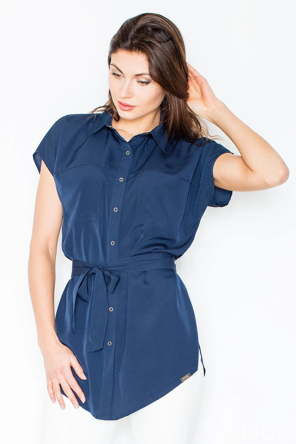 Chemisier beige clair en textile léger élégant et confortable avec ceinture pour femmes modernes sophistiquées