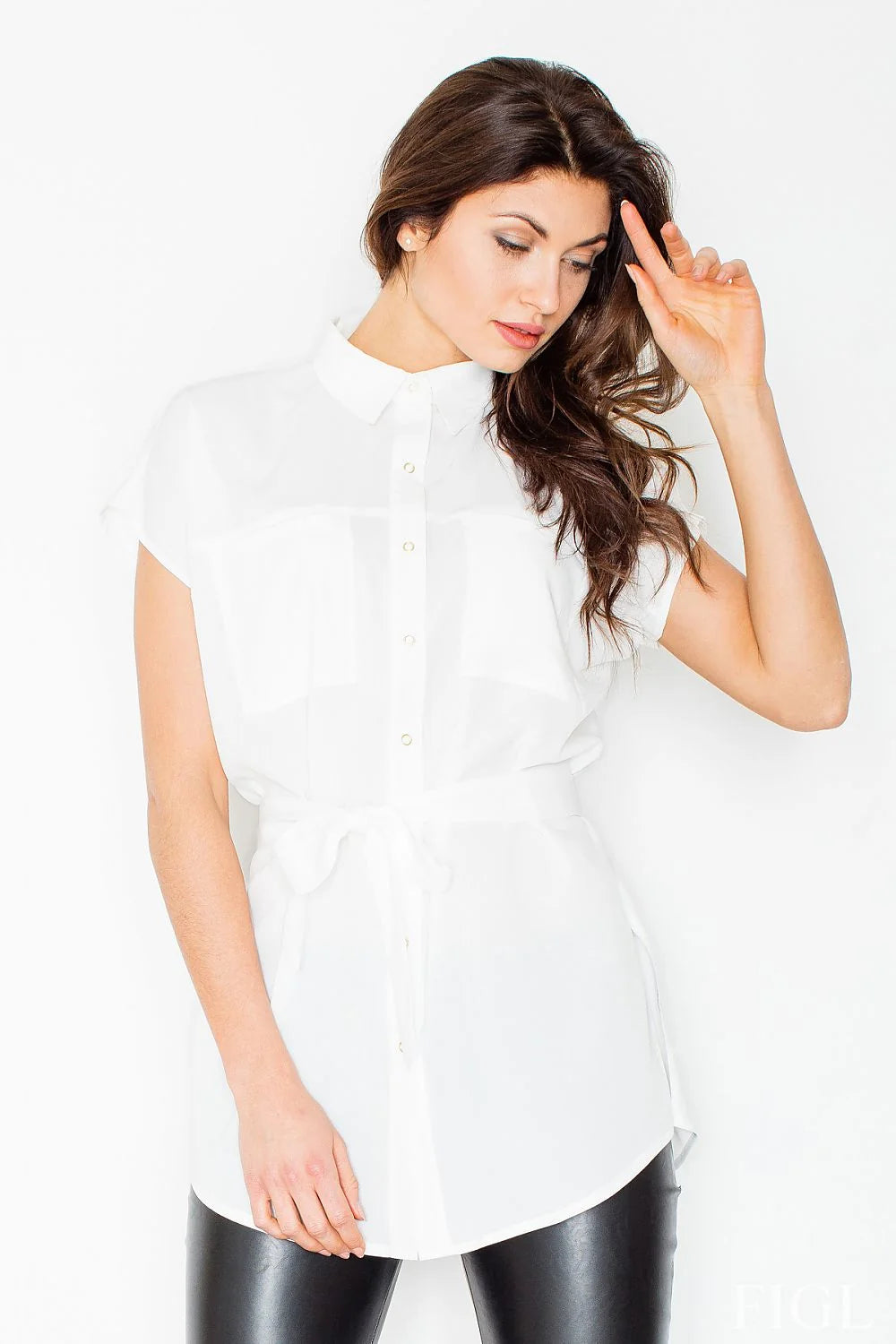 Chemisier beige clair en textile léger élégant et confortable avec ceinture pour femmes modernes sophistiquées