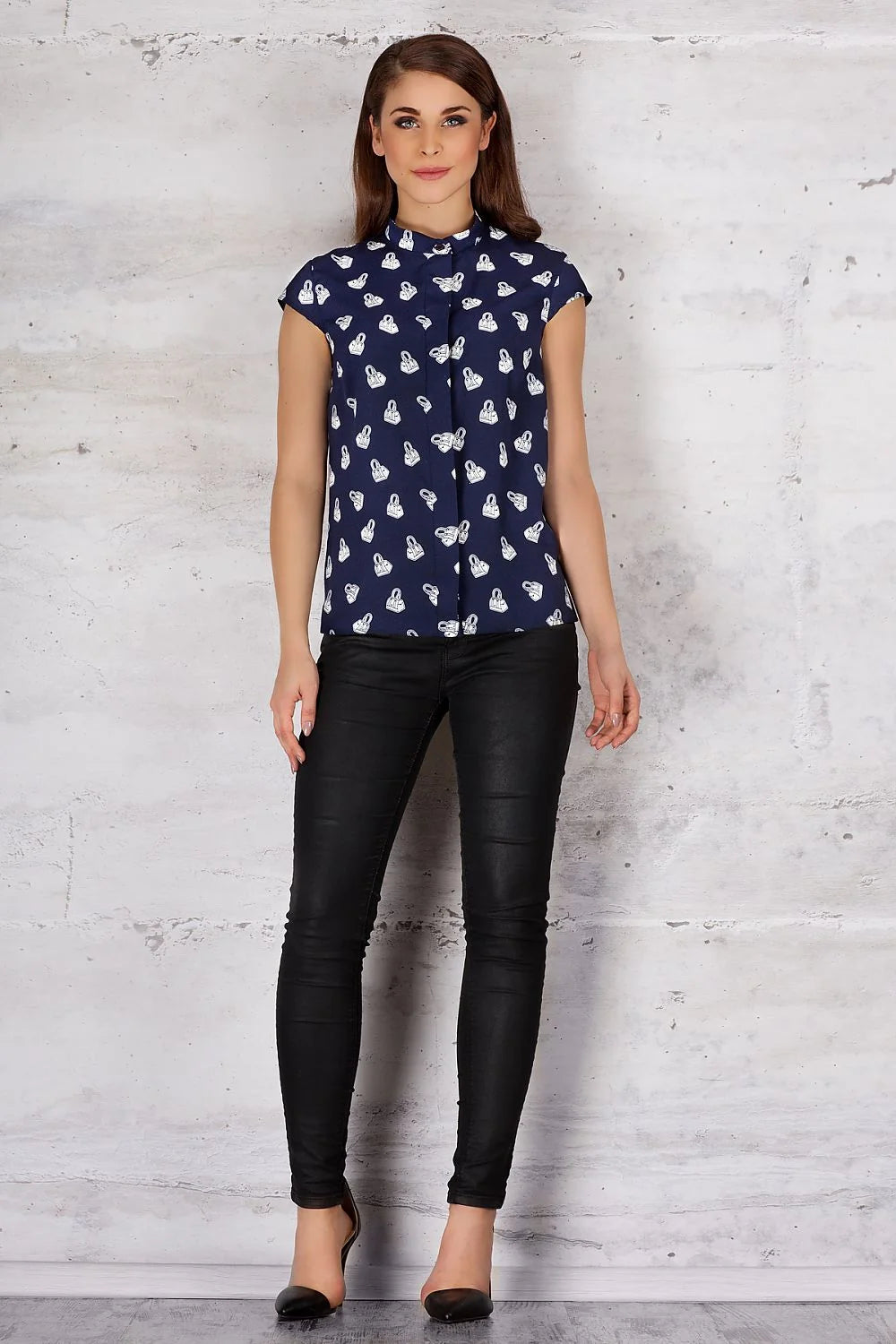 Chemisier coton bleu marine motifs imprimés blancs style moderne manches courtes pour tenue décontractée élégante