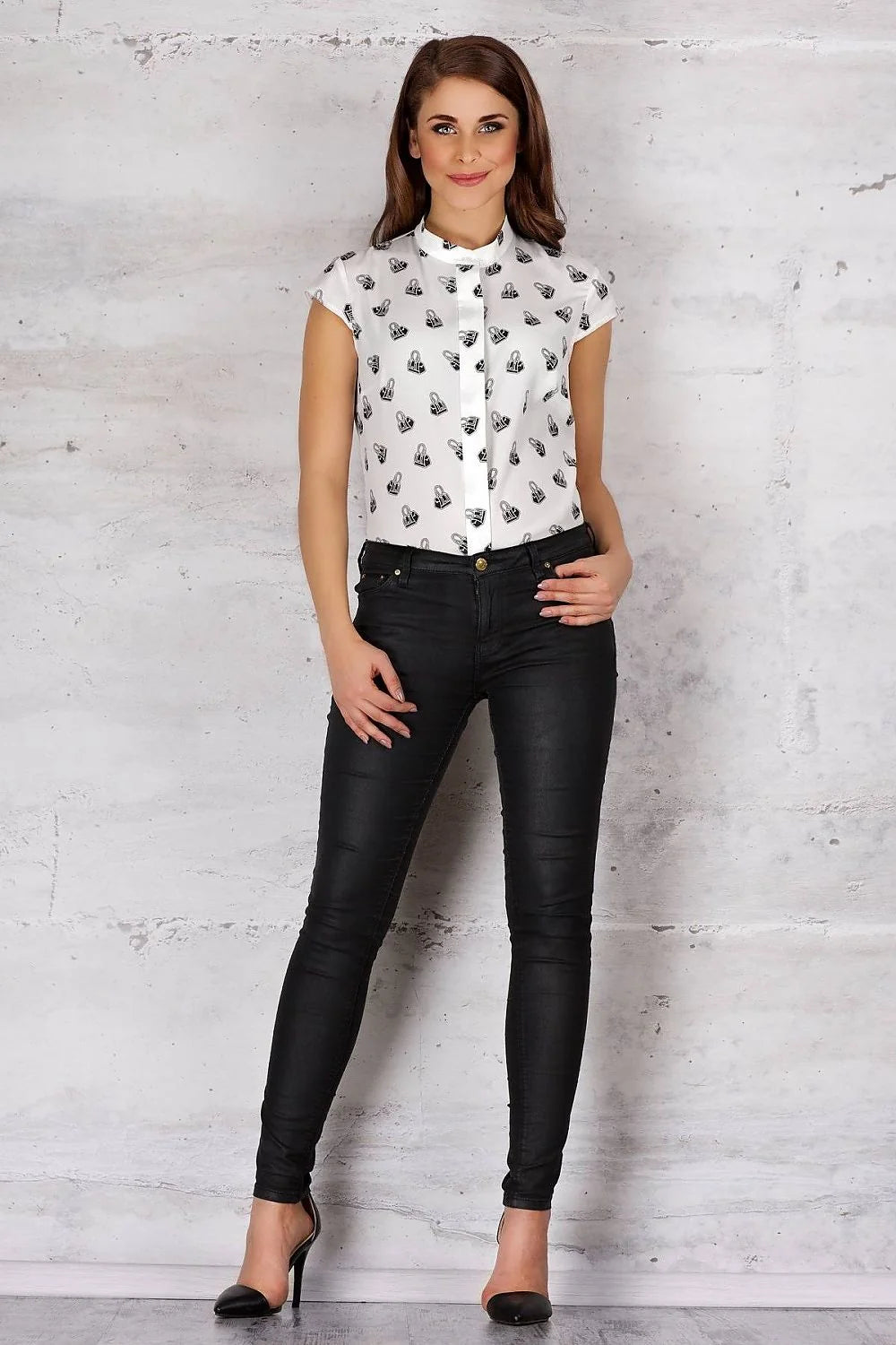 Chemisier coton bleu marine motifs imprimés blancs style moderne manches courtes pour tenue décontractée élégante