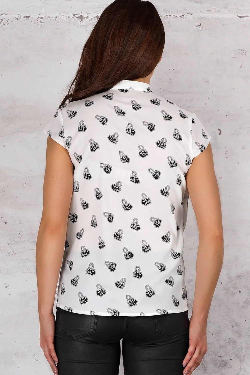 Chemisier coton bleu marine motifs imprimés blancs style moderne manches courtes pour tenue décontractée élégante