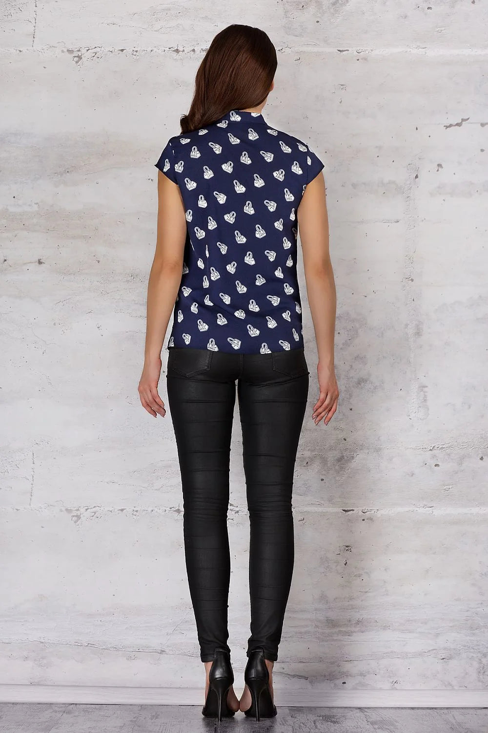Chemisier coton bleu marine motifs imprimés blancs style moderne manches courtes pour tenue décontractée élégante