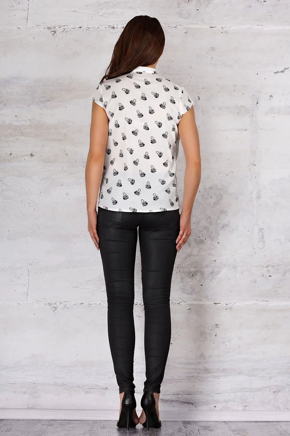 Chemisier coton bleu marine motifs imprimés blancs style moderne manches courtes pour tenue décontractée élégante