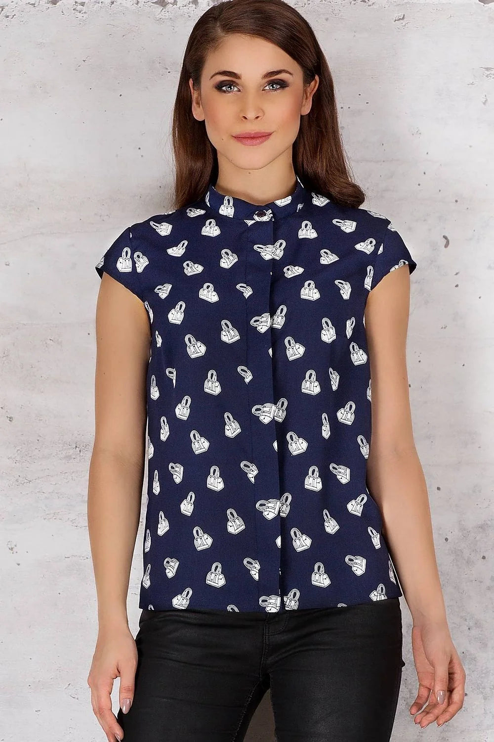 Chemisier coton bleu marine motifs imprimés blancs style moderne manches courtes pour tenue décontractée élégante
