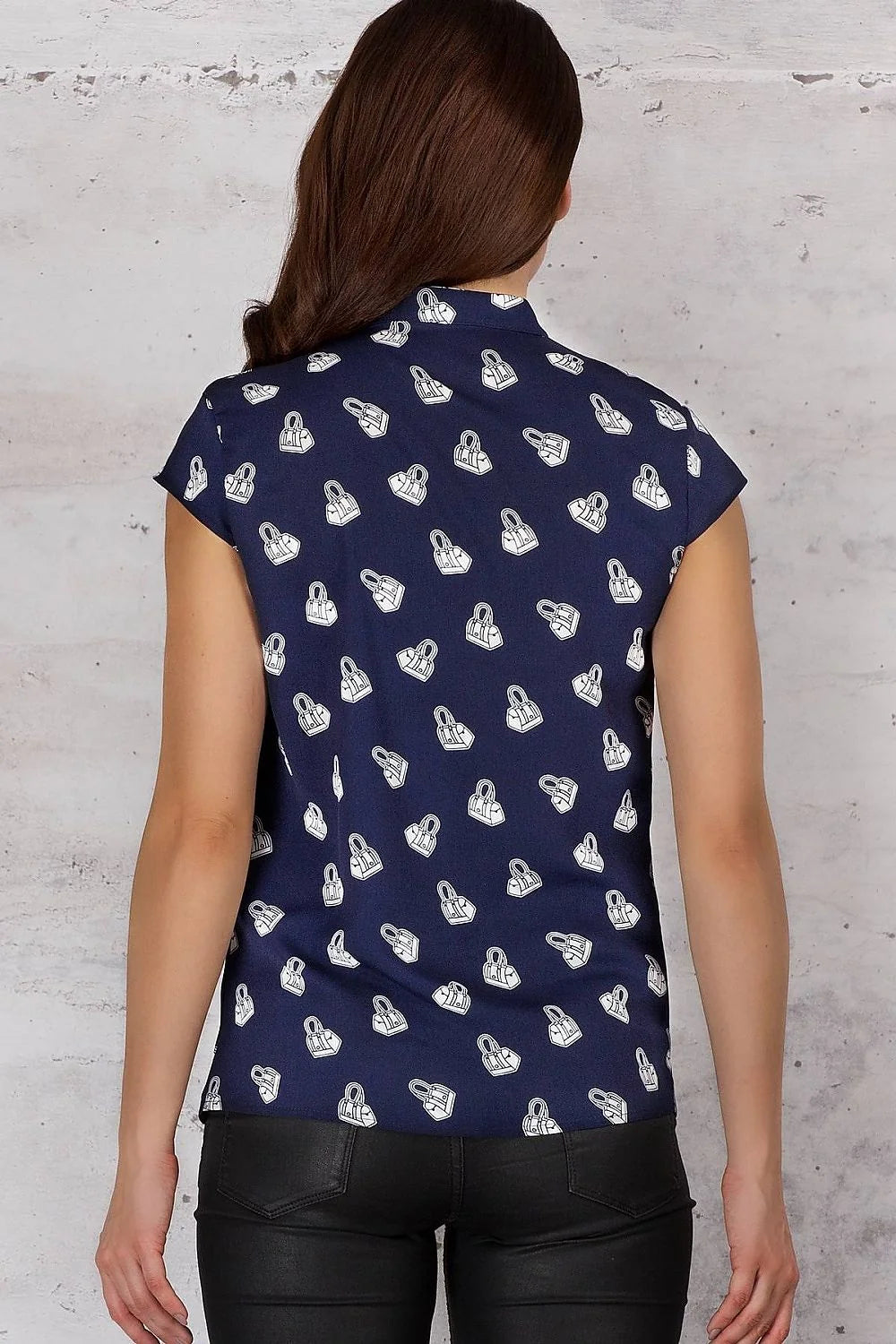 Chemisier coton bleu marine motifs imprimés blancs style moderne manches courtes pour tenue décontractée élégante