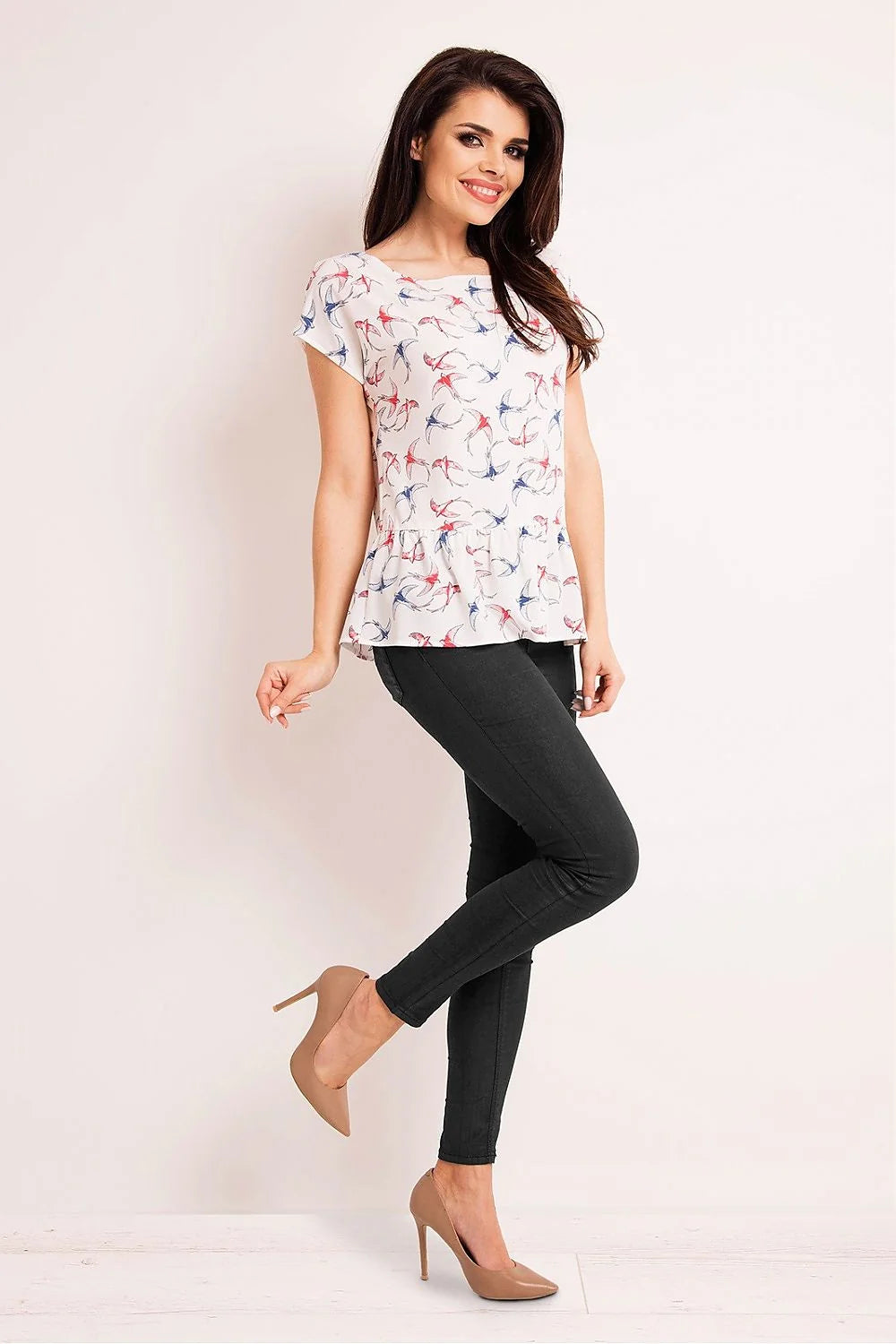 chemisier écru féminin élégant volant bas manches courtes motif oiseaux léger respirant polyester extensible coupe flatteuse raffinée chic moderne sophistiqué