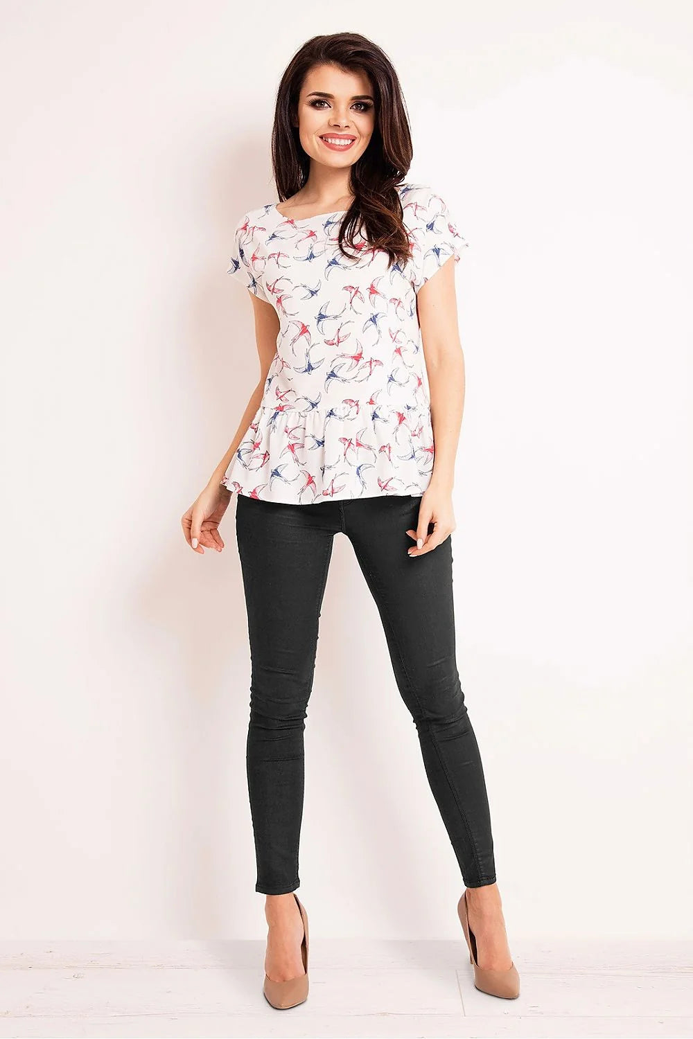 chemisier écru féminin élégant volant bas manches courtes motif oiseaux léger respirant polyester extensible coupe flatteuse raffinée chic moderne sophistiqué