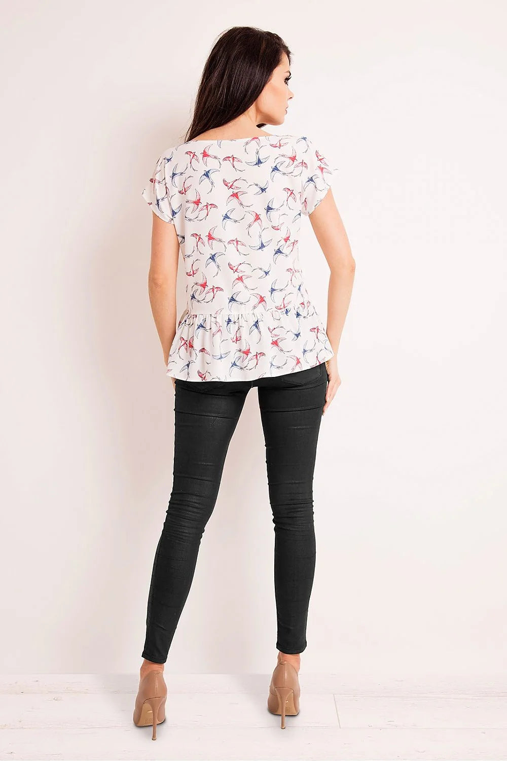 chemisier écru féminin élégant volant bas manches courtes motif oiseaux léger respirant polyester extensible coupe flatteuse raffinée chic moderne sophistiqué