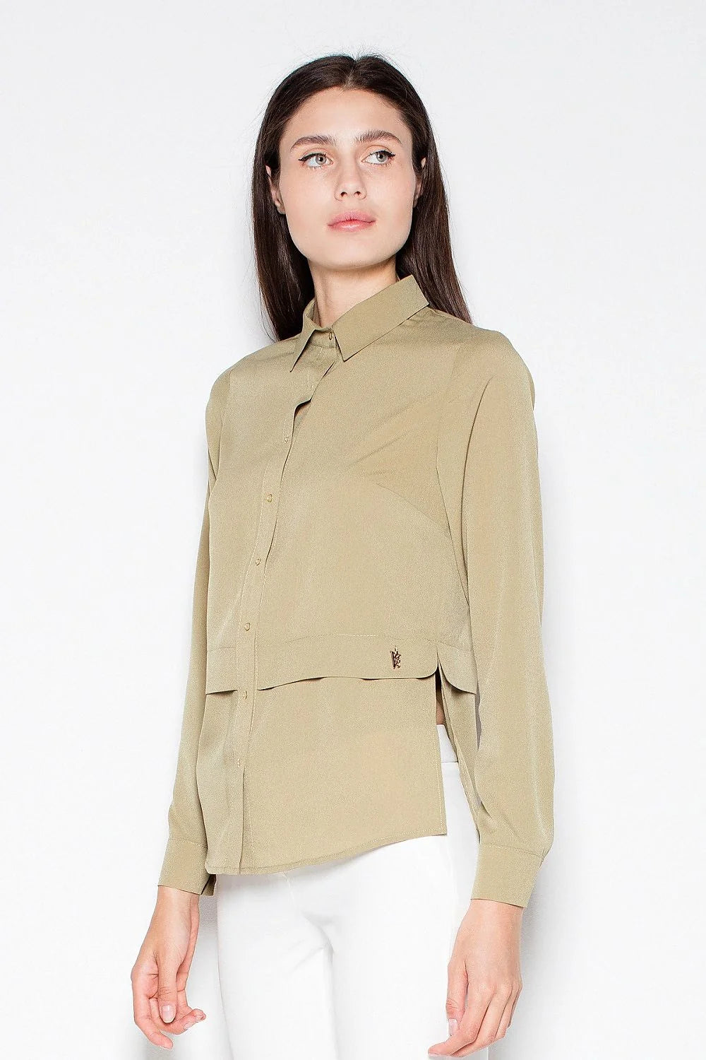 Chemisier élégant en polyester beige à manches longues, col classique pour un style professionnel sophistiqué