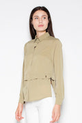 Chemisier élégant en polyester beige à manches longues, col classique pour un style professionnel sophistiqué