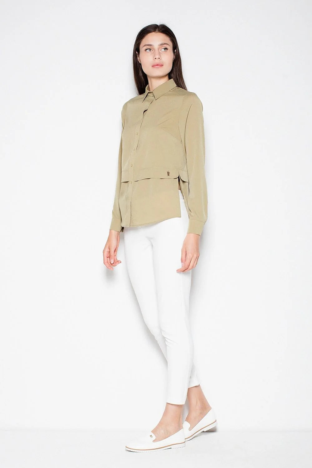 Chemisier élégant en polyester beige à manches longues, col classique pour un style professionnel sophistiqué