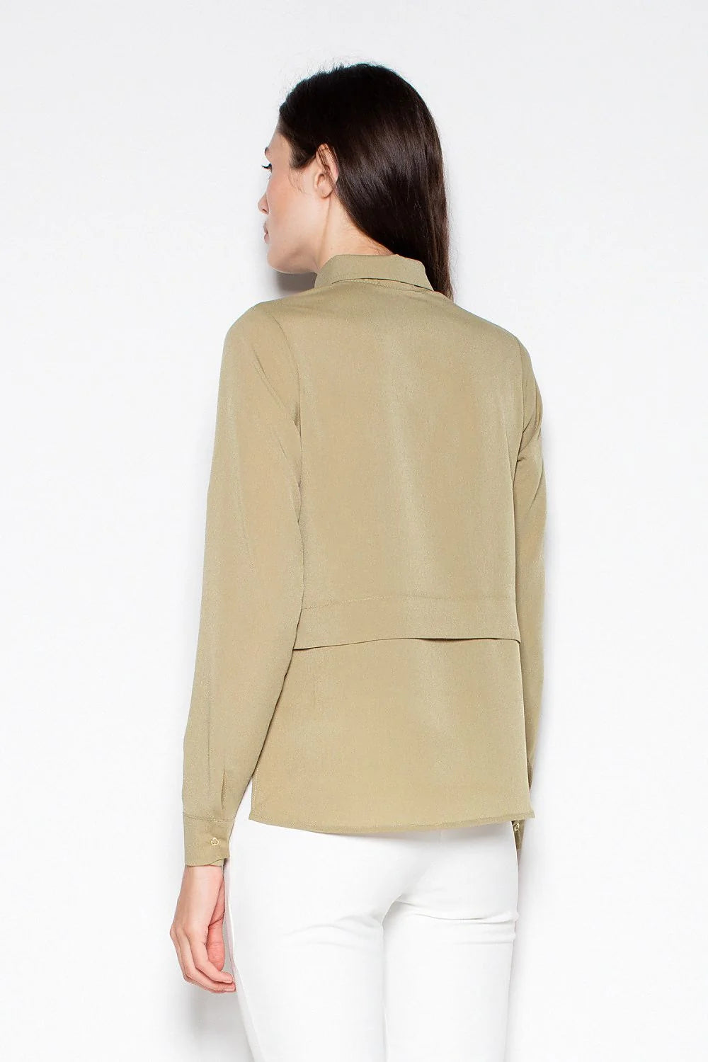 Chemisier élégant en polyester beige à manches longues, col classique pour un style professionnel sophistiqué