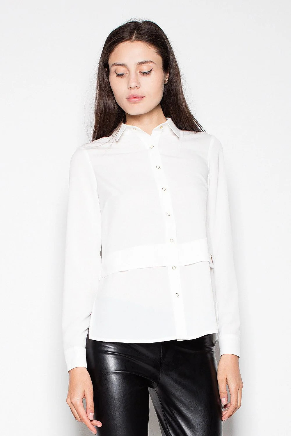 Chemisier élégant en polyester beige à manches longues, col classique pour un style professionnel sophistiqué