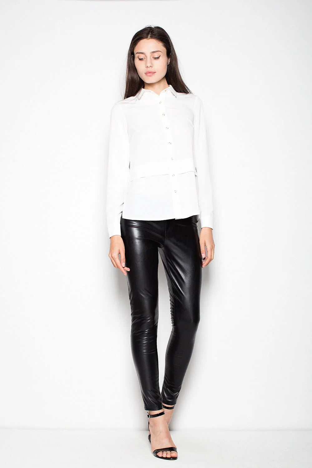 Chemisier élégant en polyester beige à manches longues, col classique pour un style professionnel sophistiqué