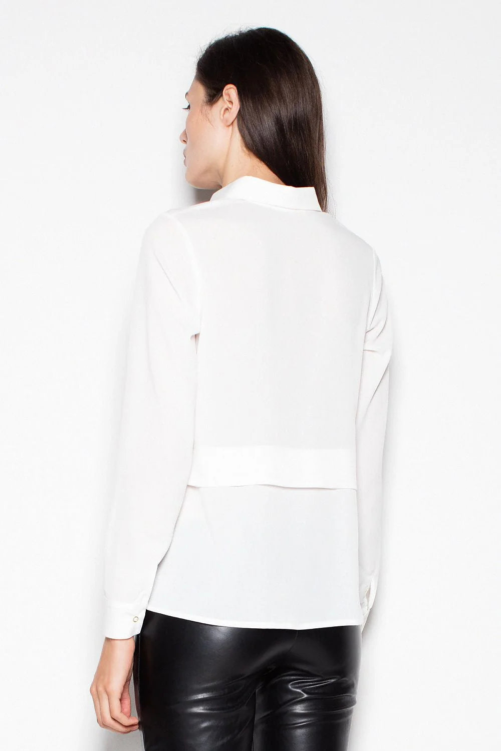 Chemisier élégant en polyester beige à manches longues, col classique pour un style professionnel sophistiqué