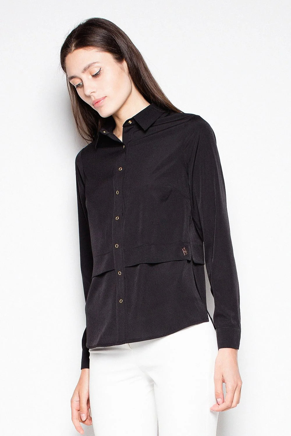 Chemisier élégant en polyester beige à manches longues, col classique pour un style professionnel sophistiqué