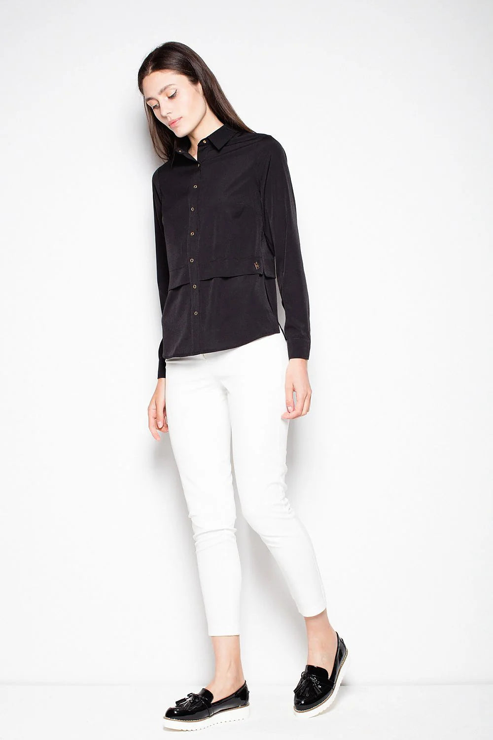 Chemisier élégant en polyester beige à manches longues, col classique pour un style professionnel sophistiqué