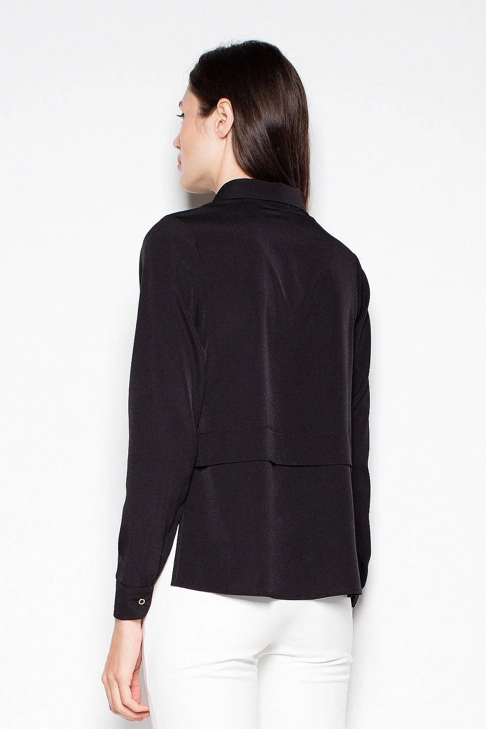 Chemisier élégant en polyester beige à manches longues, col classique pour un style professionnel sophistiqué