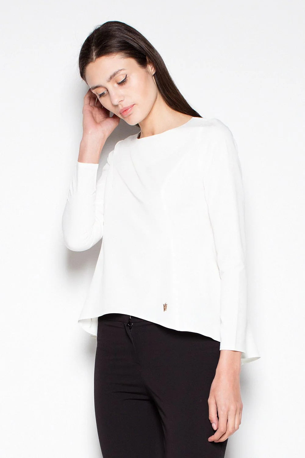 chemisier femme blanc manches longues col bateau coupe ample évasée ourlet asymétrique dos long tissu fluide lisse logo métallisé doré
