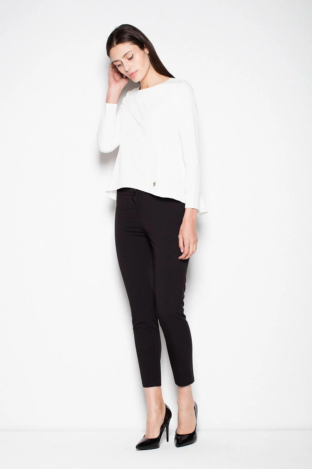 chemisier femme blanc manches longues col bateau coupe ample évasée ourlet asymétrique dos long tissu fluide lisse logo métallisé doré