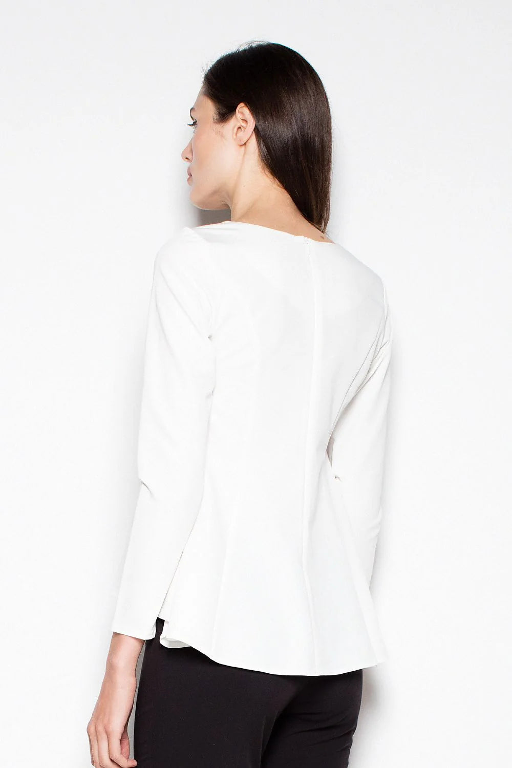 chemisier femme blanc manches longues col bateau coupe ample évasée ourlet asymétrique dos long tissu fluide lisse logo métallisé doré