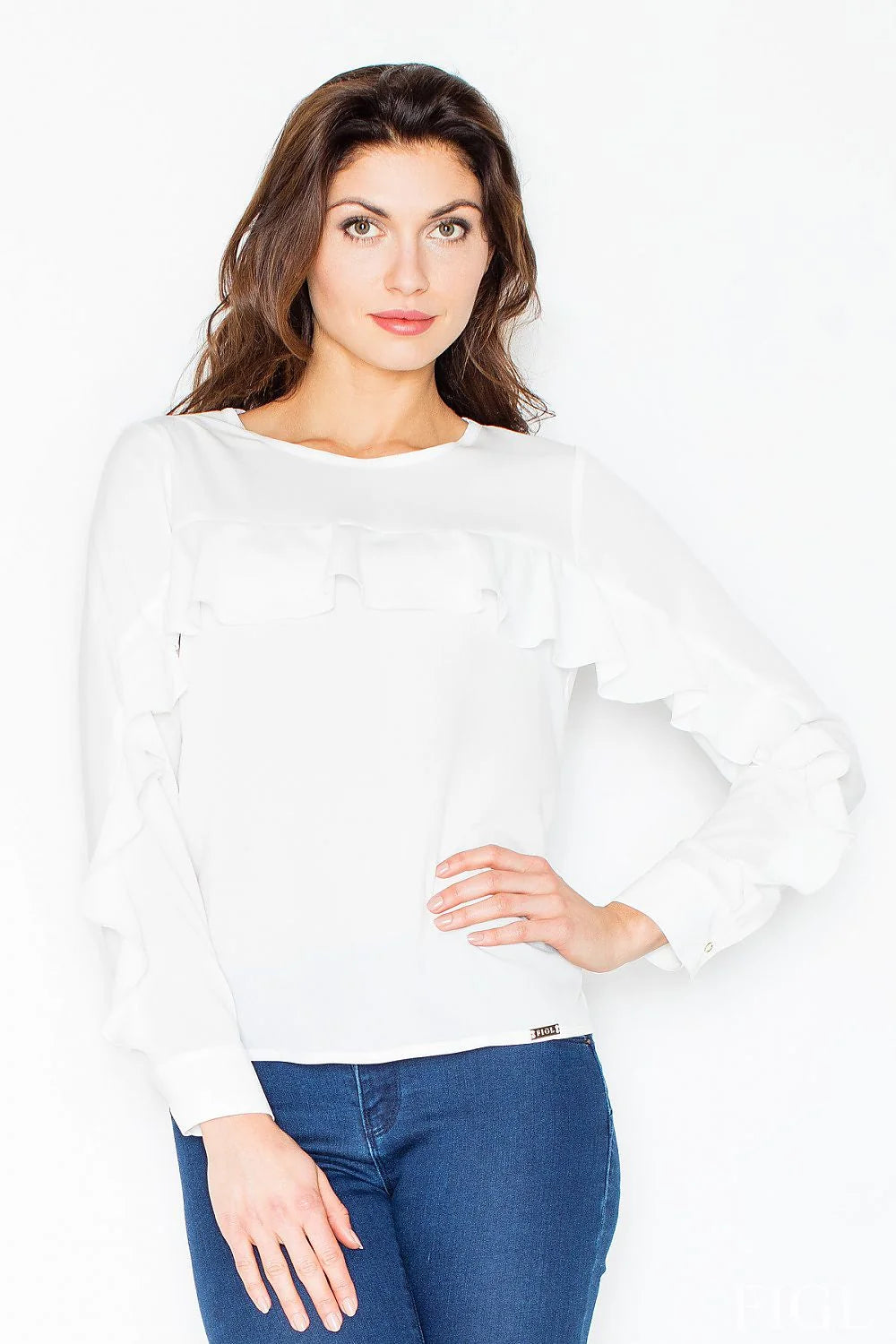 Chemisier manches longues beige en tissu léger élégant volants chic pour femmes modernes mode stylée