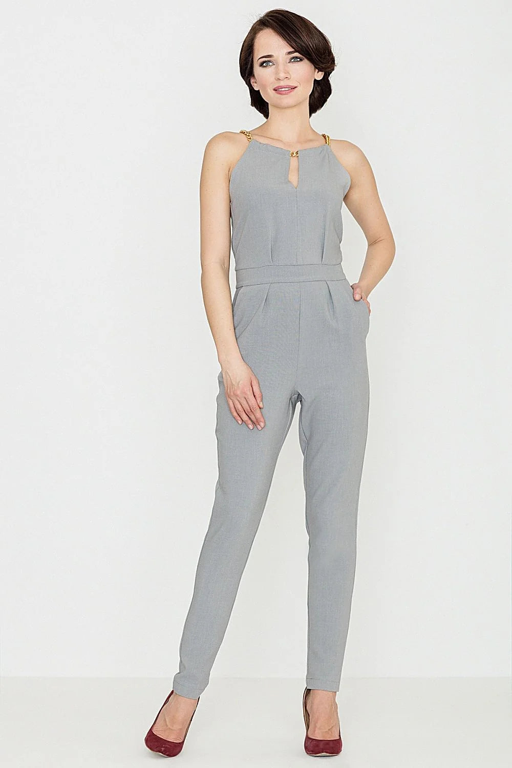 Combinaison élégante en polyester gris chic avec bretelles chaîne dorée pour soirées modernes raffinées