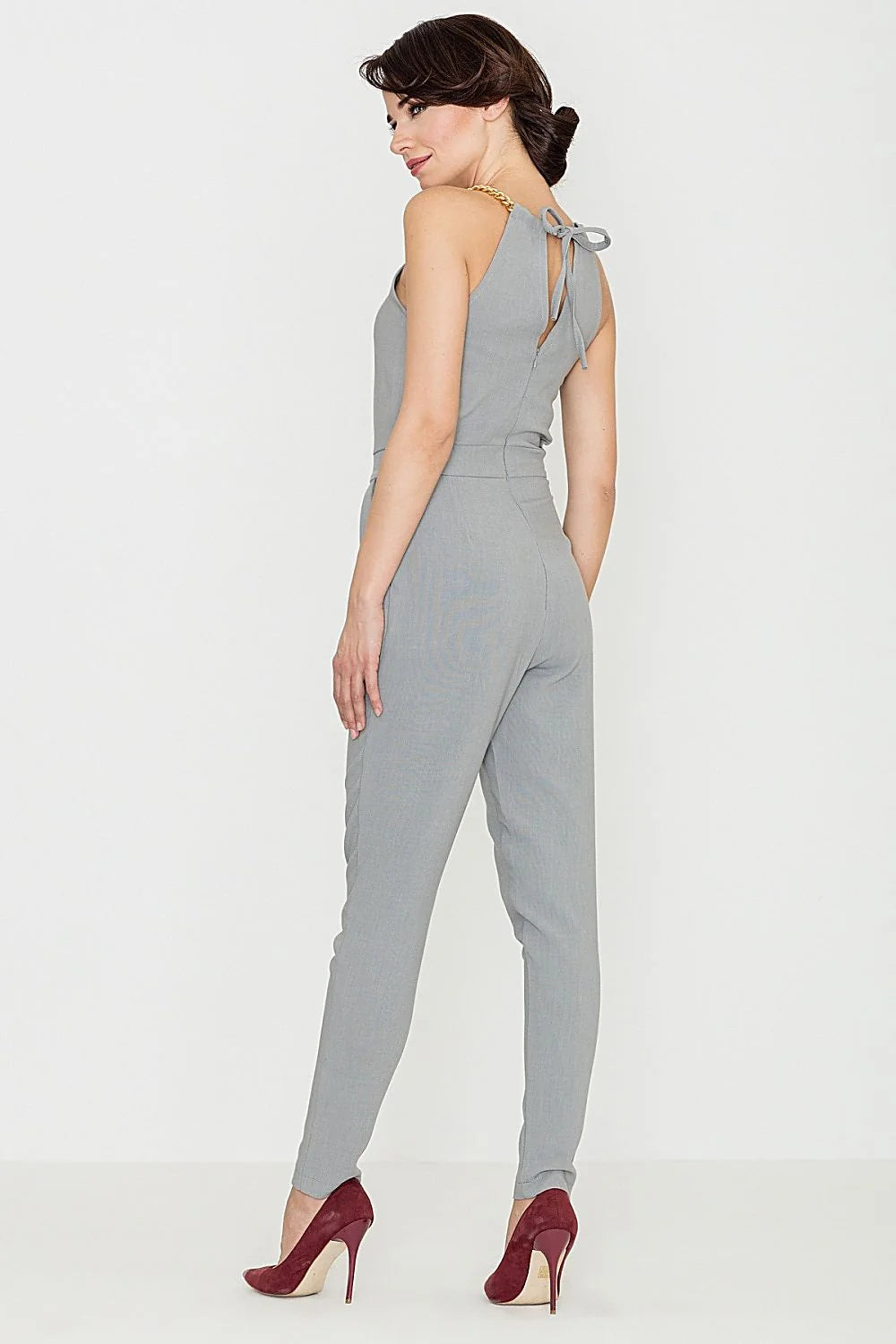Combinaison élégante en polyester gris chic avec bretelles chaîne dorée pour soirées modernes raffinées