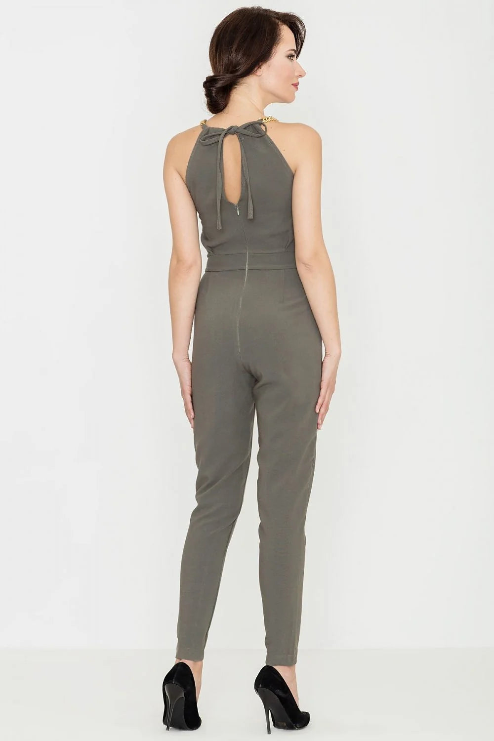 Combinaison élégante en polyester gris chic avec bretelles chaîne dorée pour soirées modernes raffinées