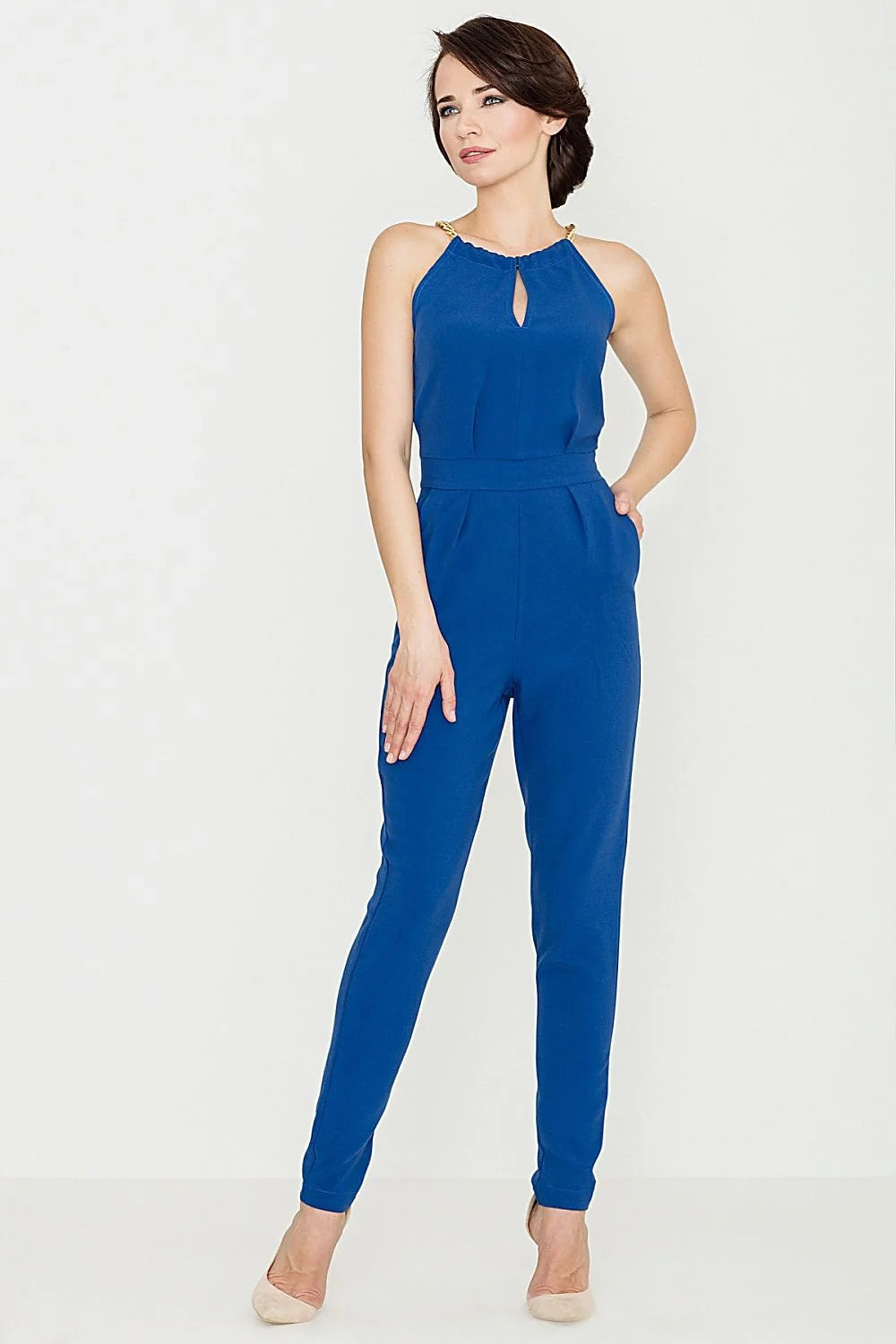 Combinaison élégante en polyester gris chic avec bretelles chaîne dorée pour soirées modernes raffinées