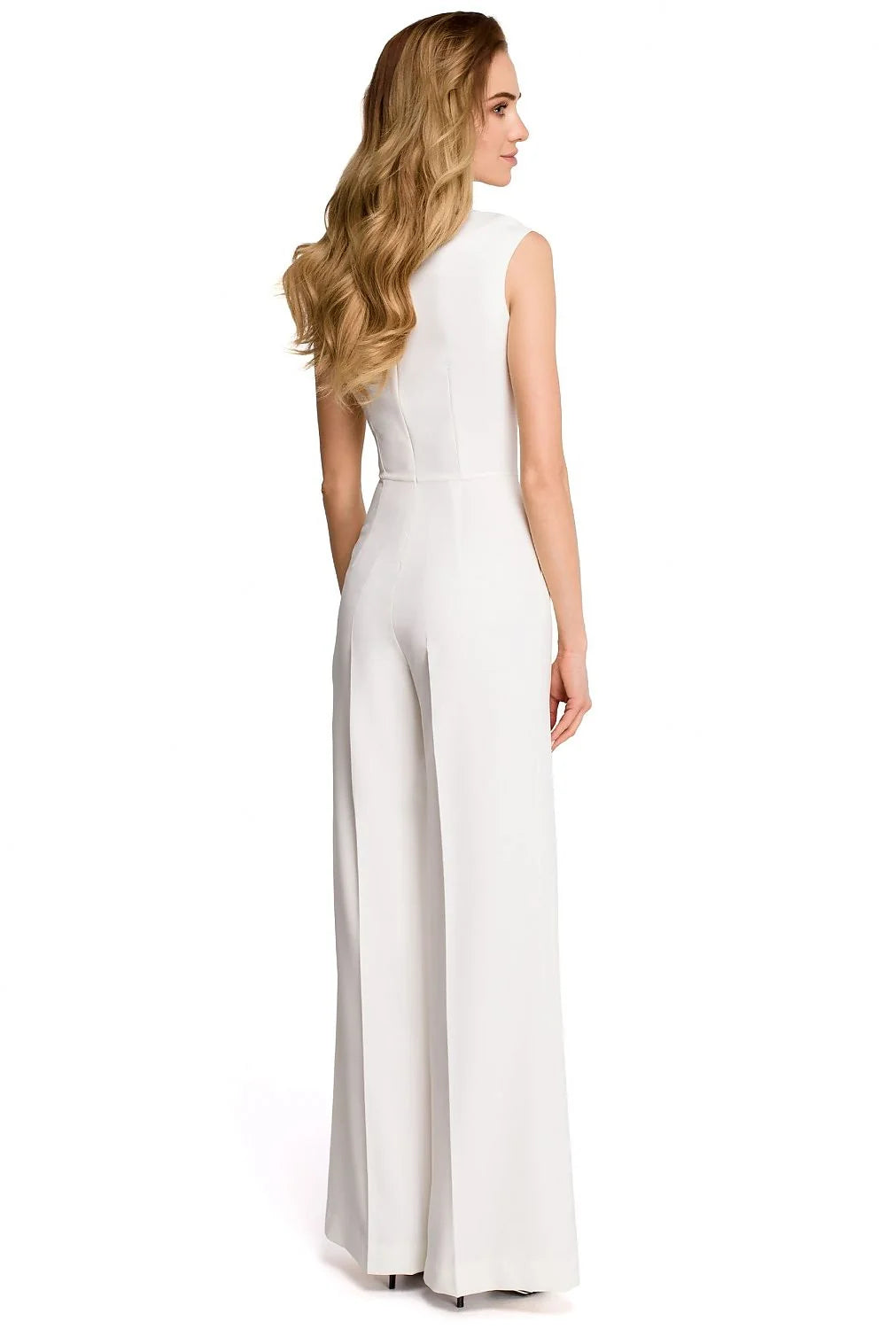 Combinaison femme élégante en polyester blanc sans manches, jambes évasées, style minimaliste moderne chic
