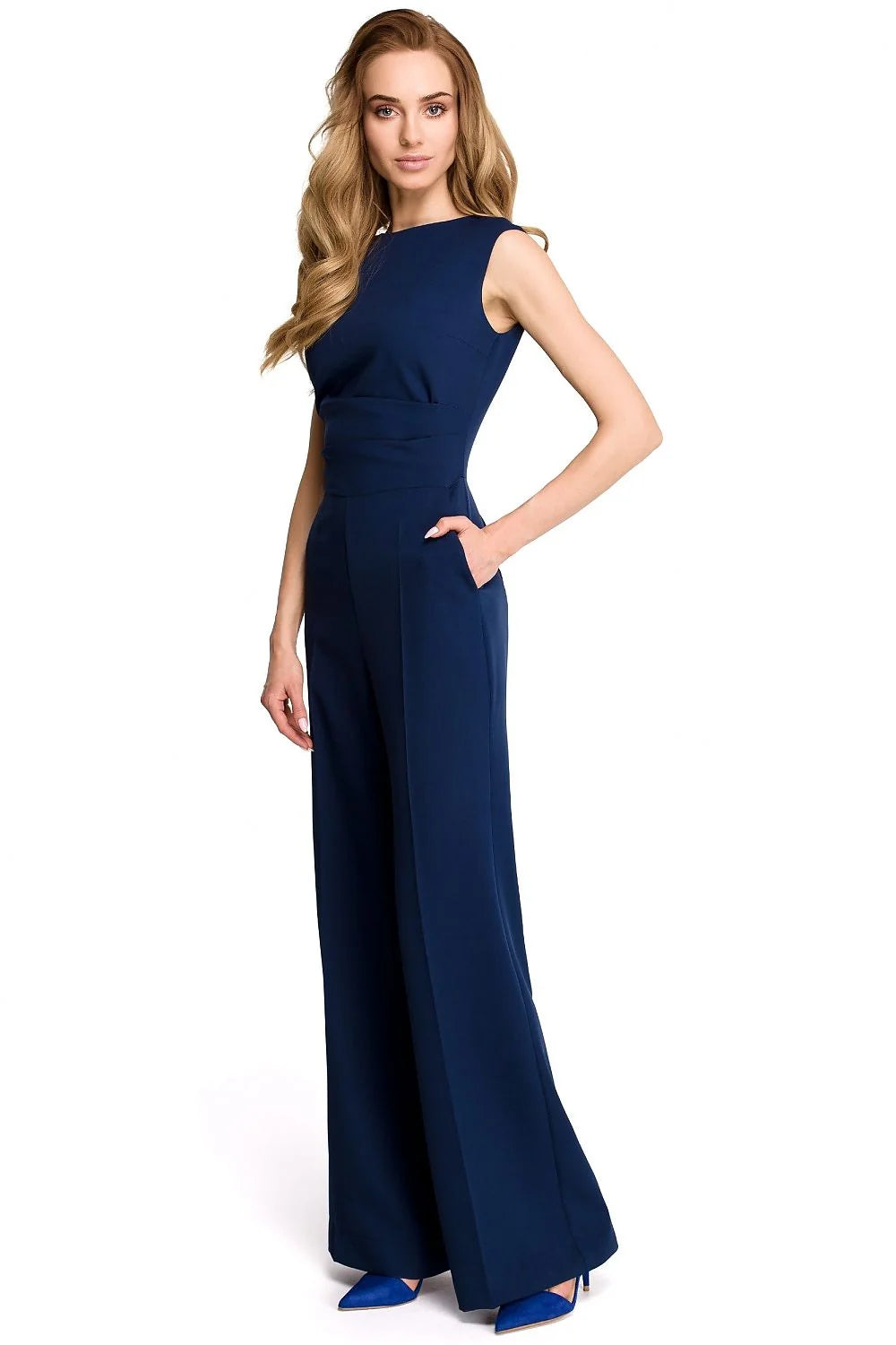 Combinaison femme élégante en polyester blanc sans manches, jambes évasées, style minimaliste moderne chic