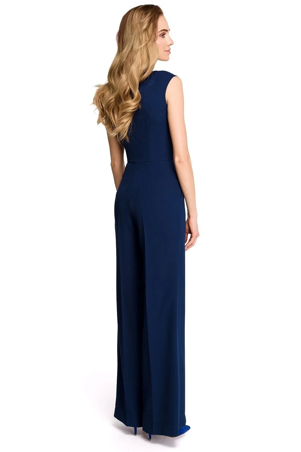 Combinaison femme élégante en polyester blanc sans manches, jambes évasées, style minimaliste moderne chic