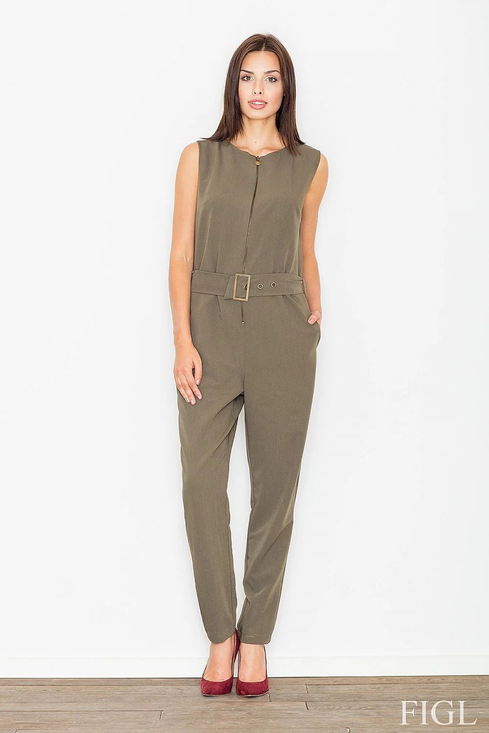Combinaison grise élégante en coton mélangé, style formel sans manches, parfaite pour mode femme chic