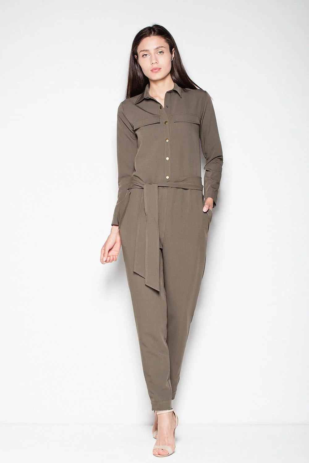 Combinaison kaki en coton chic et casual avec boutons dorés pour look urbain tendance