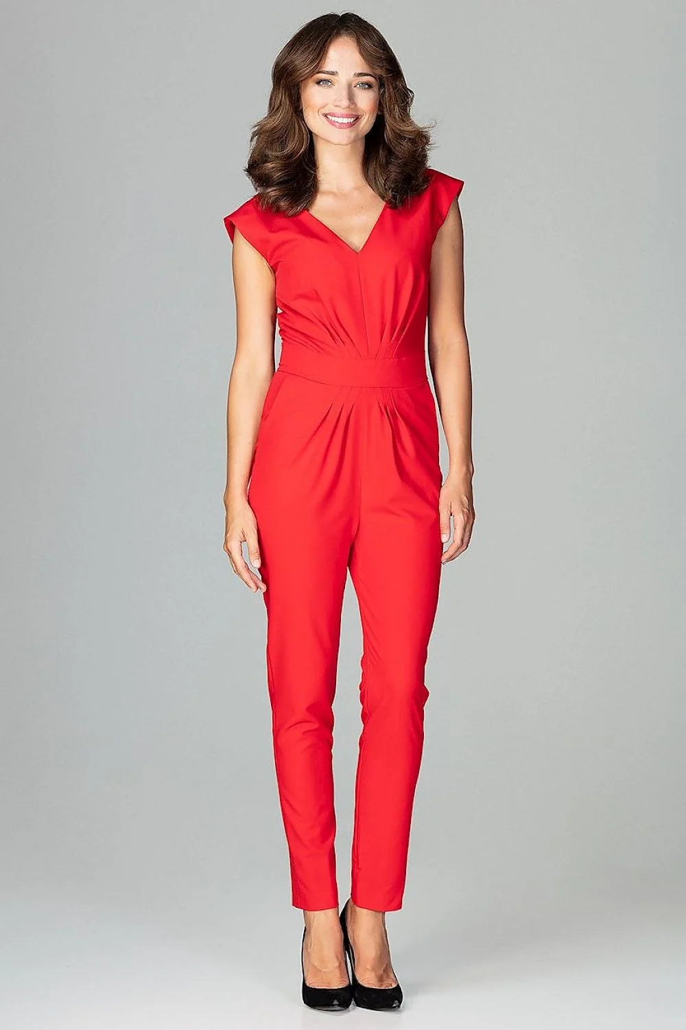 combinaison pantalon femme rouge vif ajustée col V manches épaulées couture plissée taille marquée fuselé cheville polyester viscose fermeture invisible