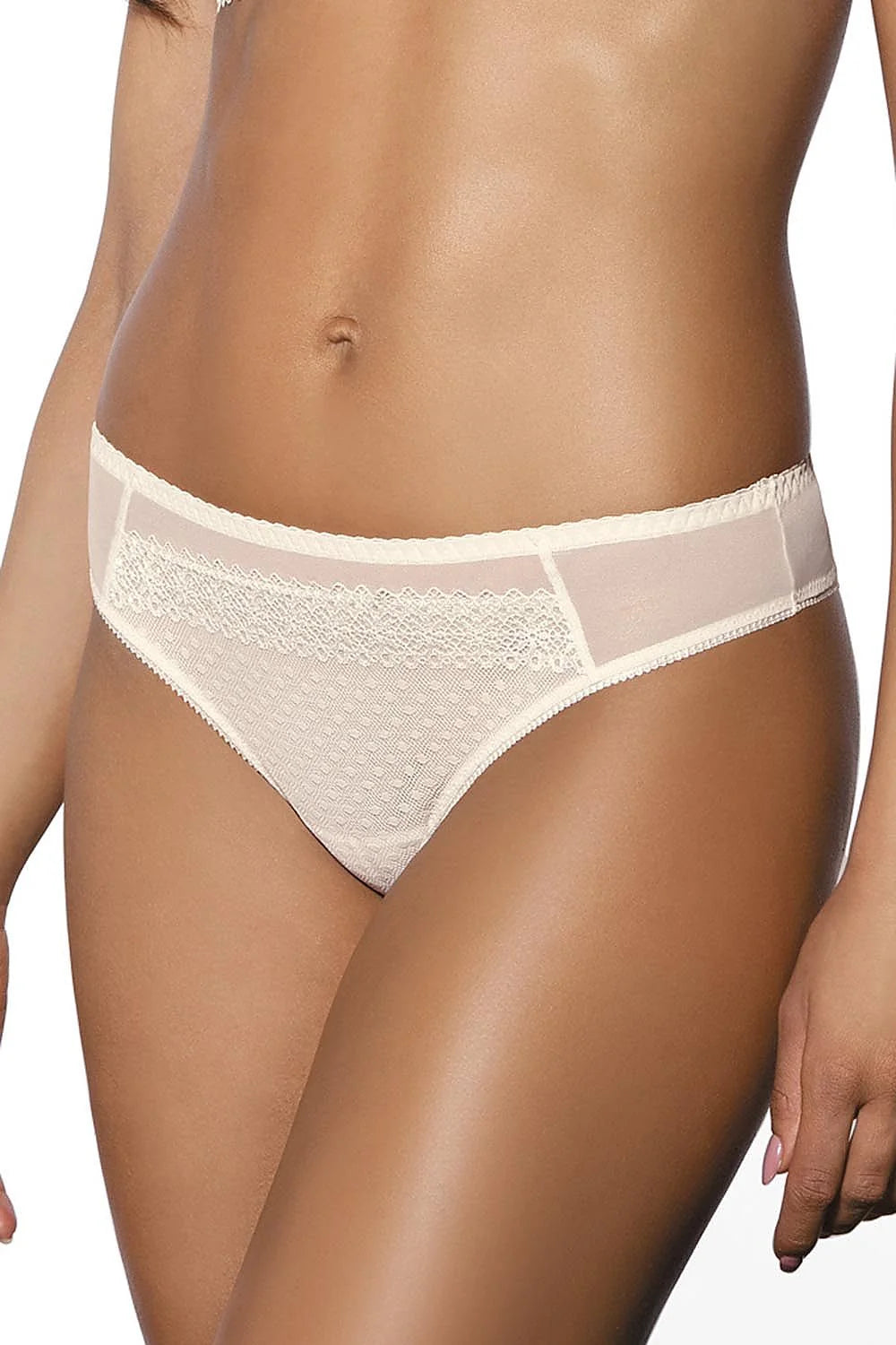 Culotte dentelle romantique ivoire échancrée avec broderies subtiles pour féminité élégante et confort quotidien
