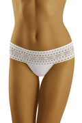 Culotte en dentelle blanche romantique élégante taille basse échancrée ajustée pour allure séduisante féminine
