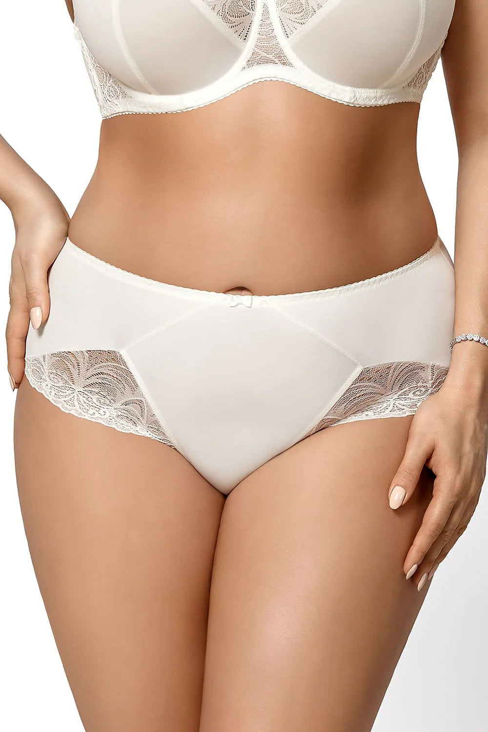 culotte shorty femme microfibre douce dentelle florale ivoire couvrante galbante maintien confortable noeud décoratif bordures élastiquées coutures plates discrète raffinée