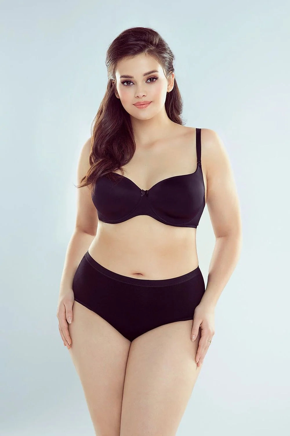Culottes noires en microfibre minimalistes confortables avec bretelles ajustables pour une élégance quotidienne moderne