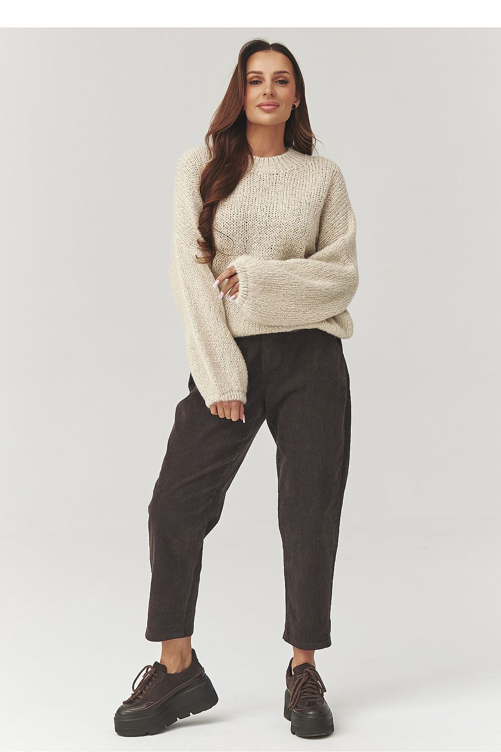  Pantalon en velours côtelé model 223243 Makadamia 