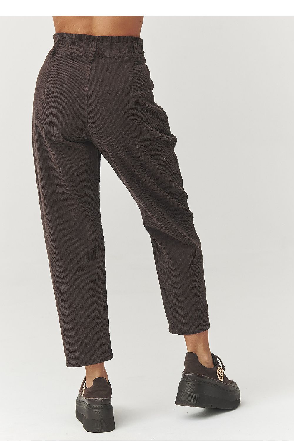  Pantalon en velours côtelé model 223243 Makadamia 
