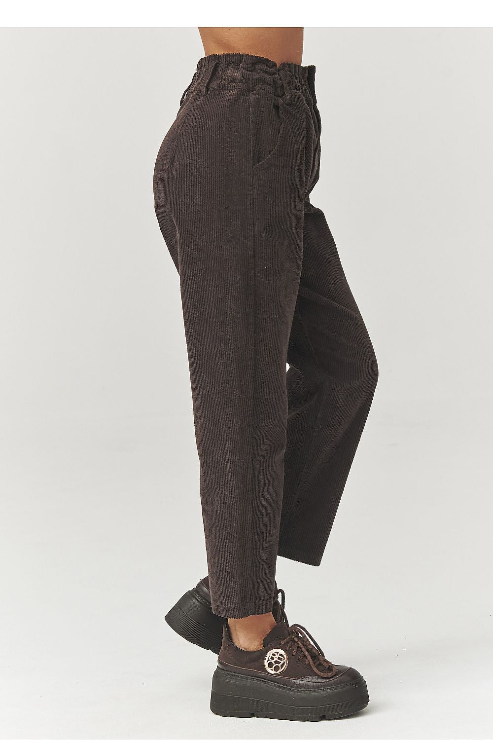  Pantalon en velours côtelé model 223243 Makadamia 