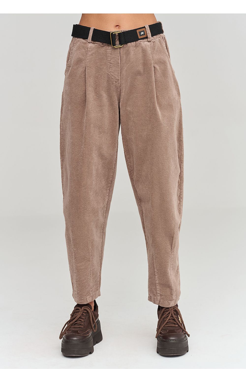  Pantalon en velours côtelé model 232015 Makadamia 