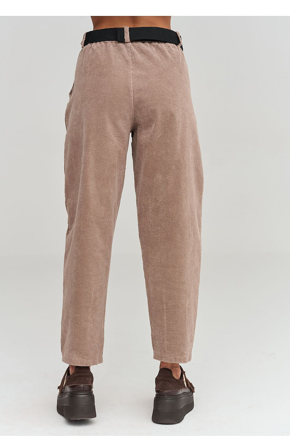  Pantalon en velours côtelé model 232015 Makadamia 