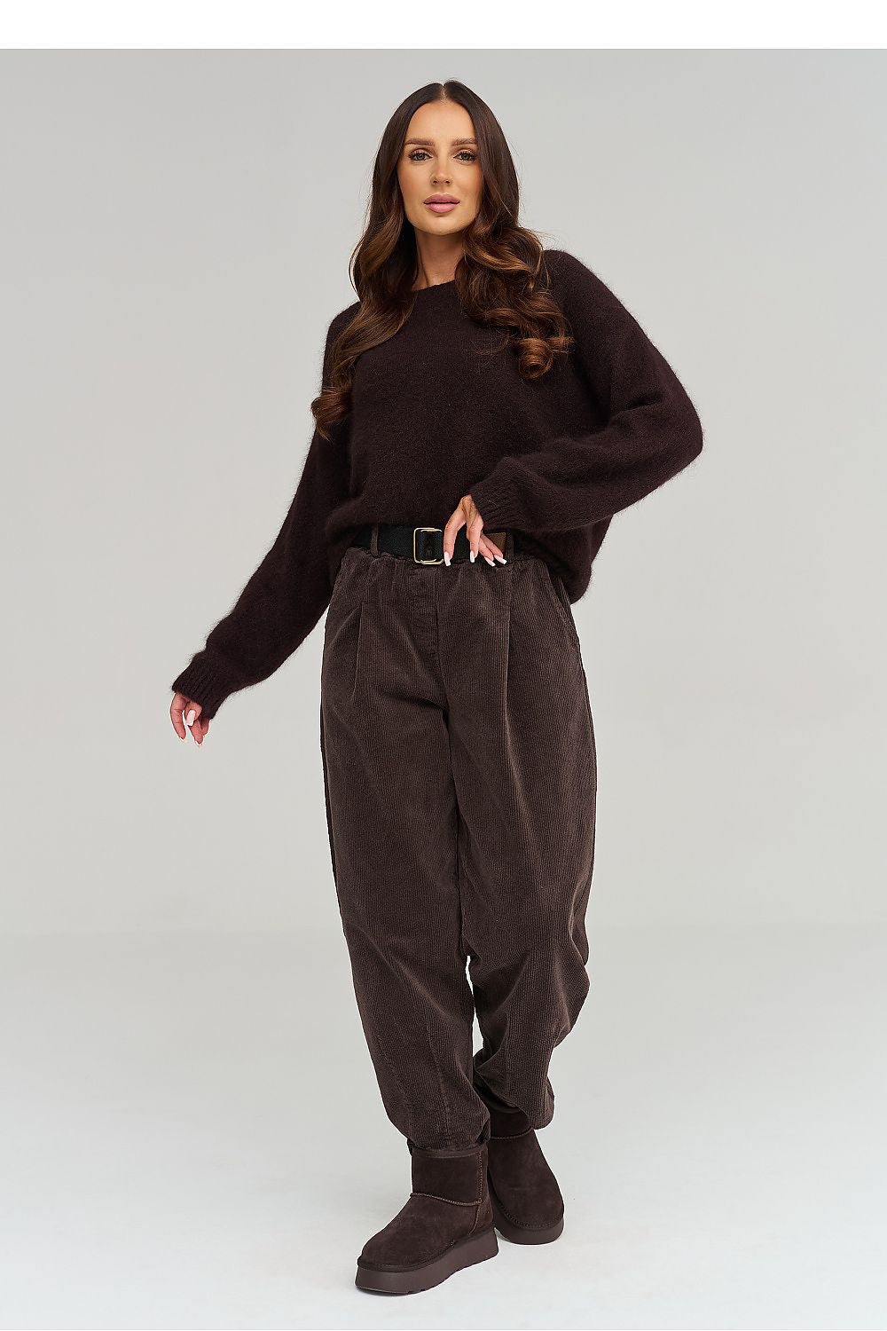  Pantalon en velours côtelé model 232016 Makadamia 
