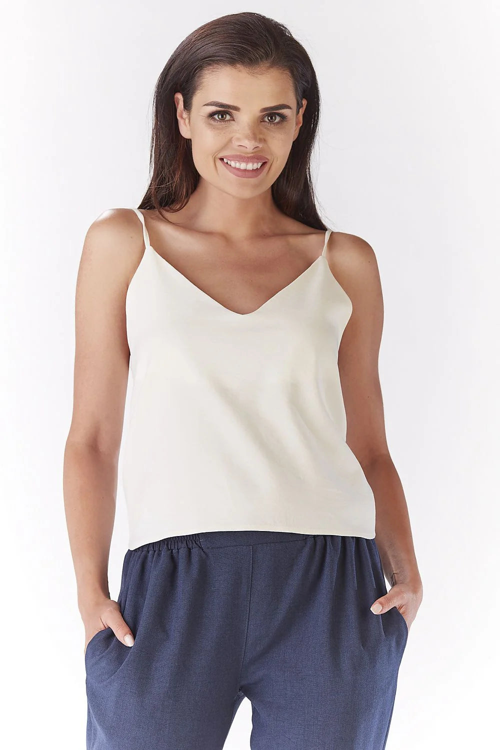 débardeur femme blanc crème minimaliste col V bretelles spaghetti coupe fluide ample tissu léger mat tombé respirant casual polyvalent été